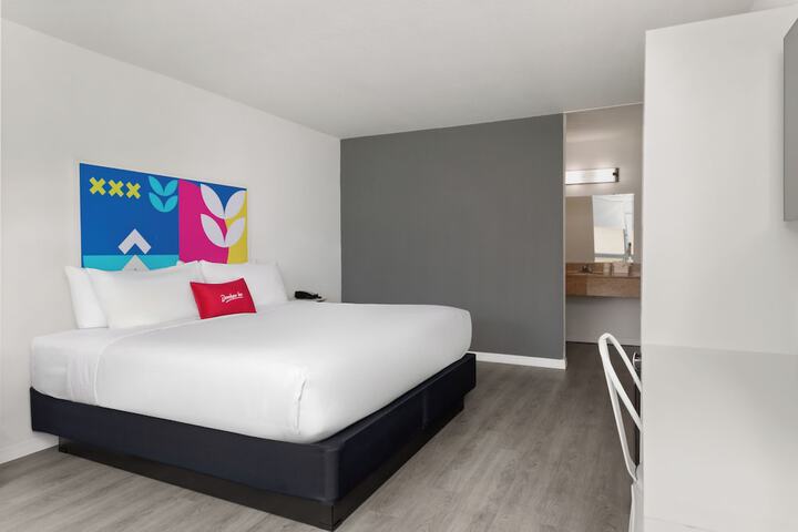 1 King Bed (2 of 7)