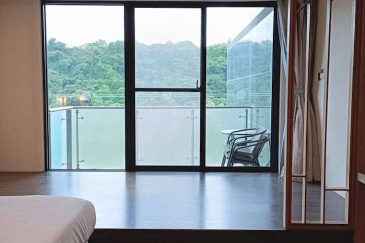 Room 33 of 153
