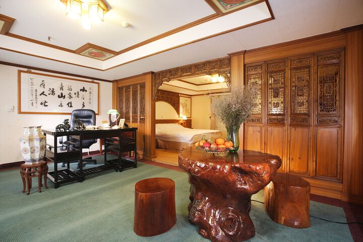 Room 4 of 32