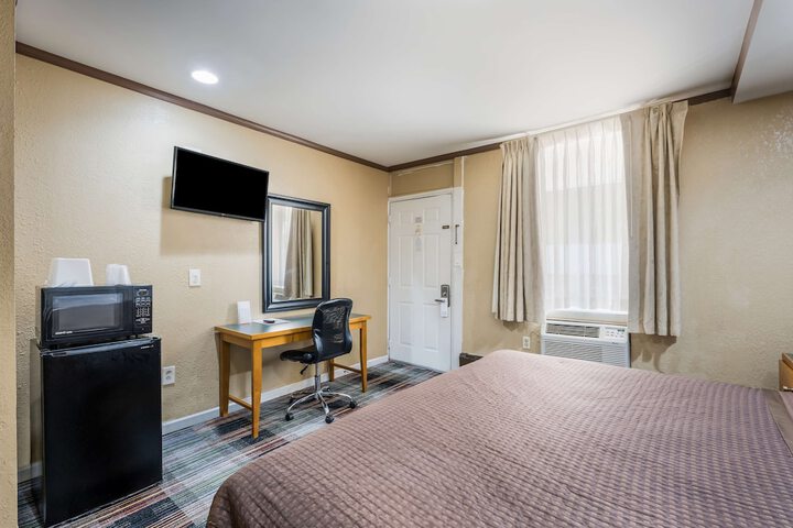 Deluxe Room with King Bed (9 of 26)