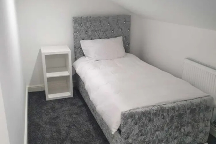 Room 5 of 16