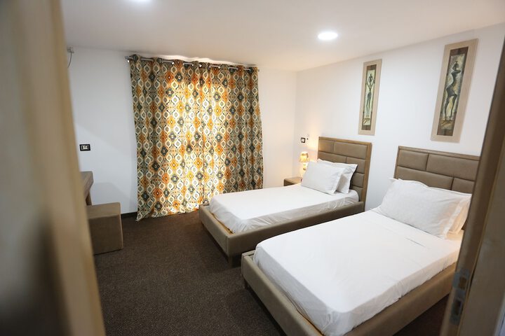 Room 10 of 39