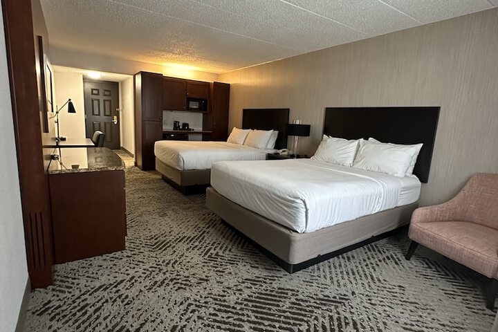 1 Queen Bed (7 of 18)
