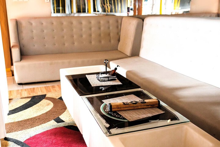 Lounge 24 of 31
