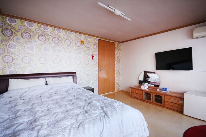 Room 1 of 2
