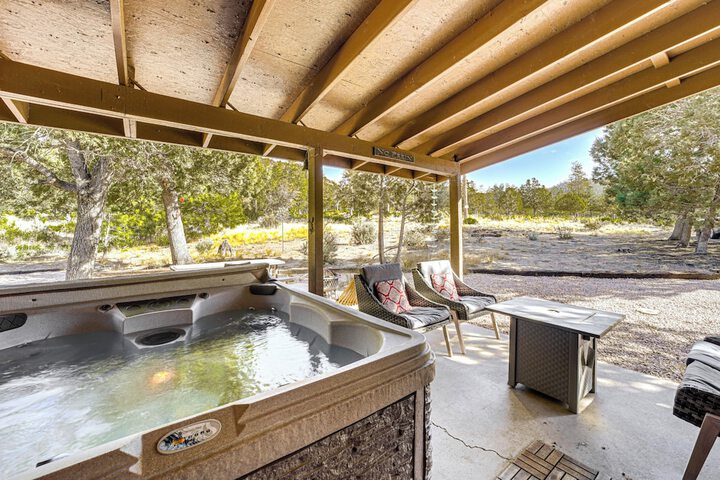 Peaceful Strawberry Cabin: Fire Pit & Hot Tub
