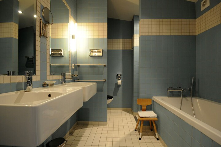 Room 35 of 48