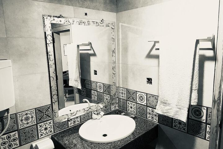 Room 12 of 18