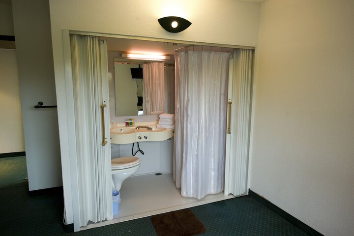 Room 17 of 48