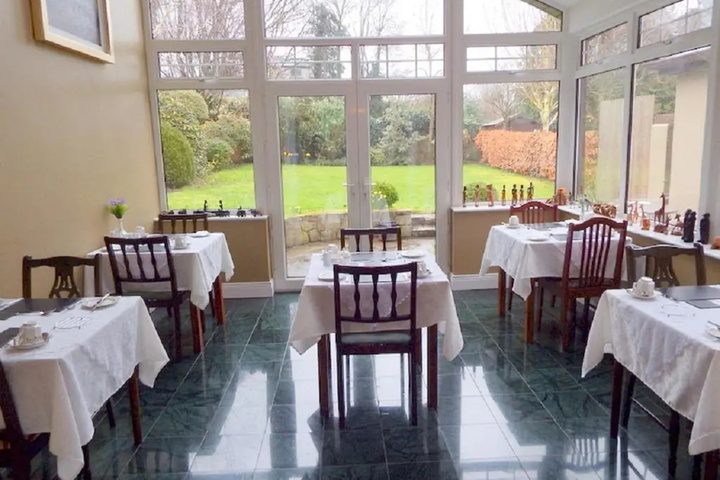 Dining 10 of 12