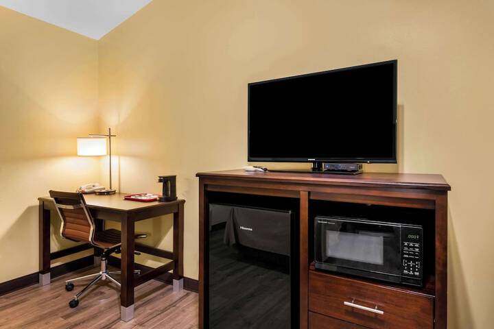 1 Queen Bed (17 of 18)