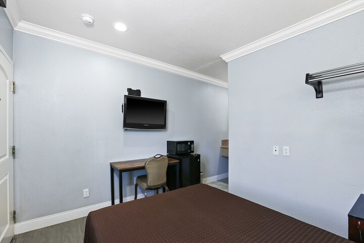 2 Double Beds (3 of 8)