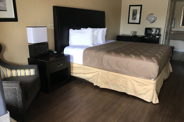 Basic King Bed (3 of 5)