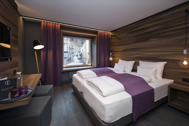 Room 17 of 100