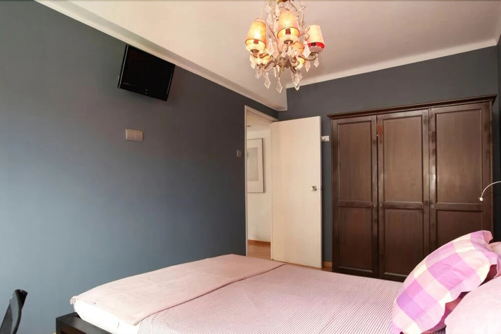Room 5 of 18