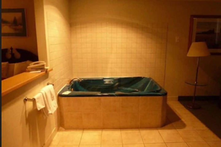 Deep soaking bathtub