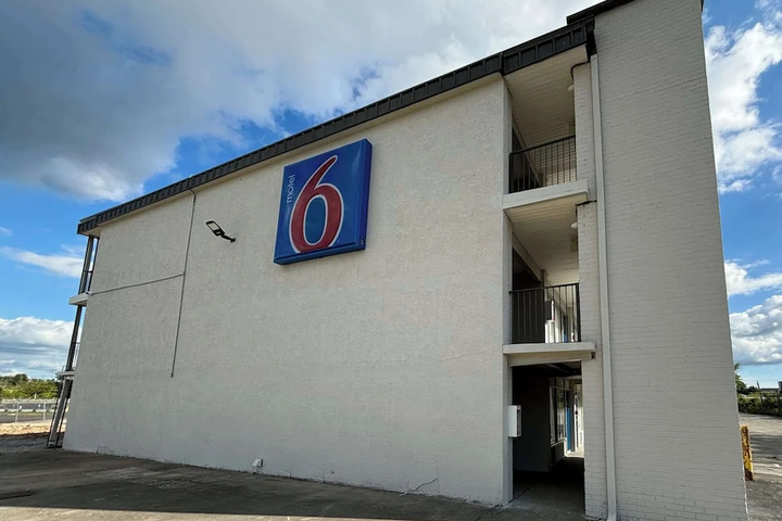 SUPER 7 MOTEL