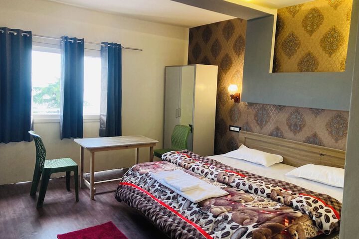 Room 4 of 7