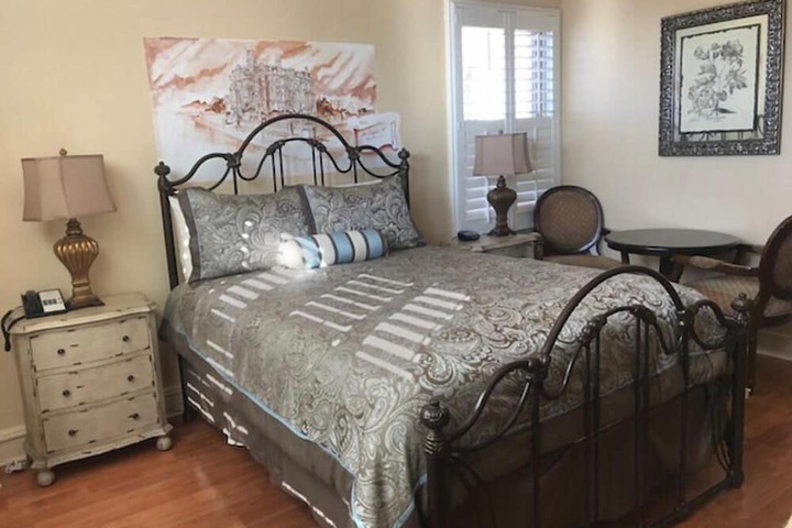 Room 10 of 18