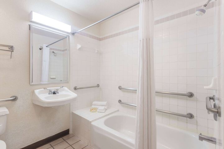 2 Queen Beds Mobility Hearing Impaired Accessible Room Tub with Grab Bar (3 of 11)