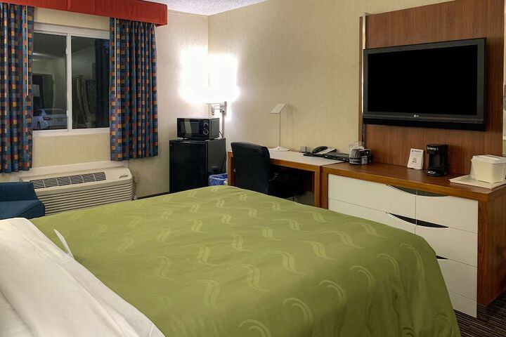 1 Queen Bed (1 of 12)