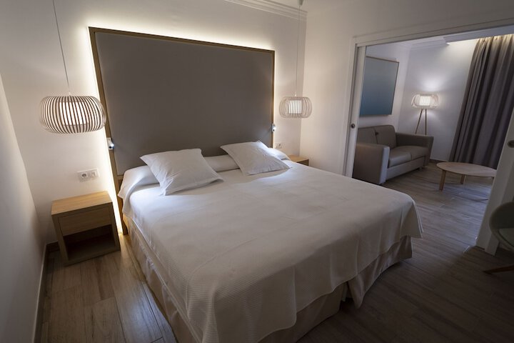 Room 11 of 37