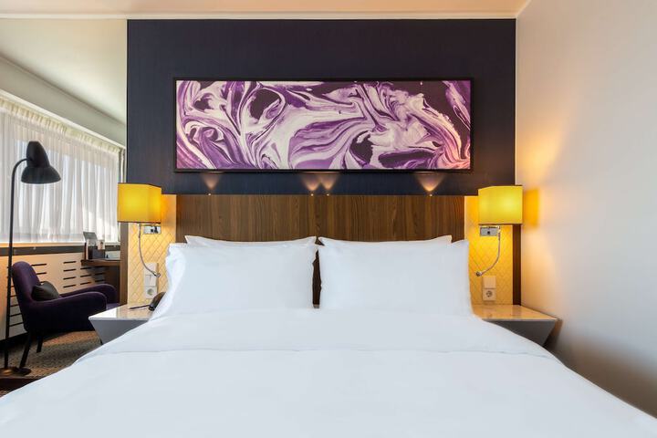 Room 28 of 165