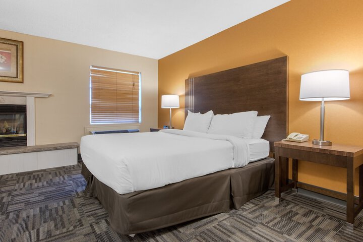 1 Queen Bed (9 of 20)