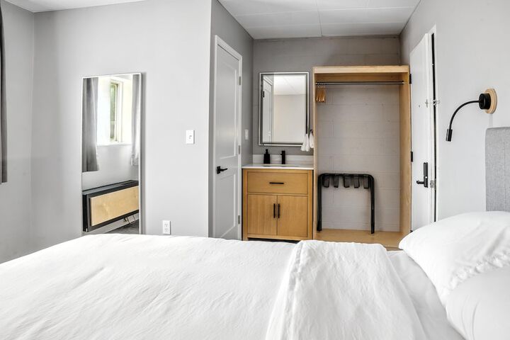 Room 6 of 32