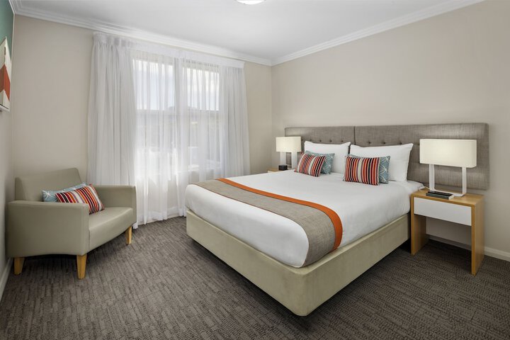 Room 7 of 18