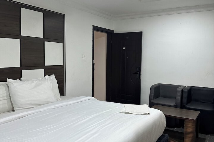 Room 15 of 33