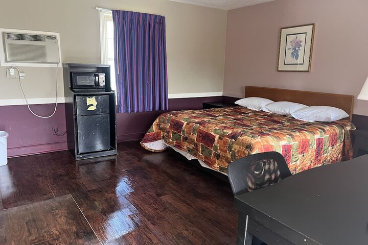 1 King Bed (1 of 12)