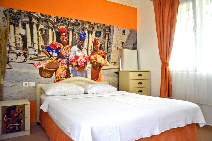 Room 4 of 33