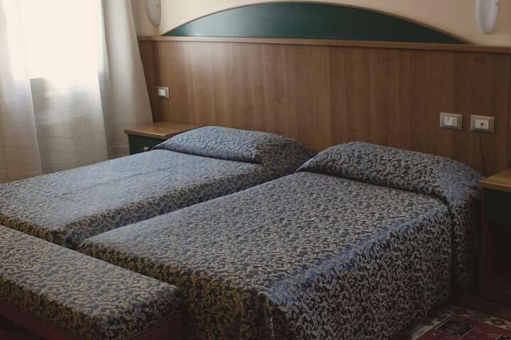 Room 10 of 32