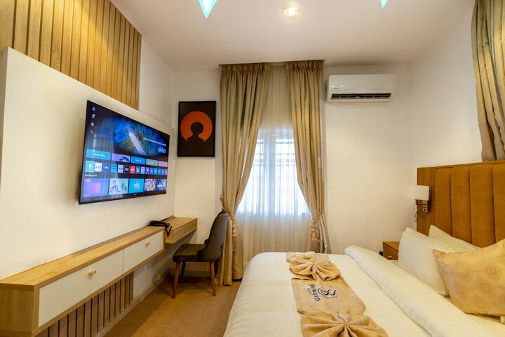 Room 14 of 65