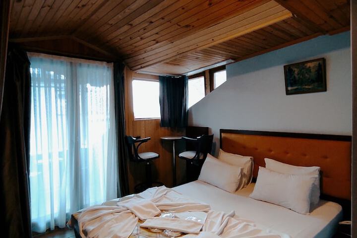 Room 12 of 34