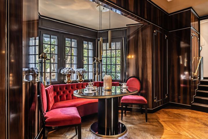 Lobby lounge