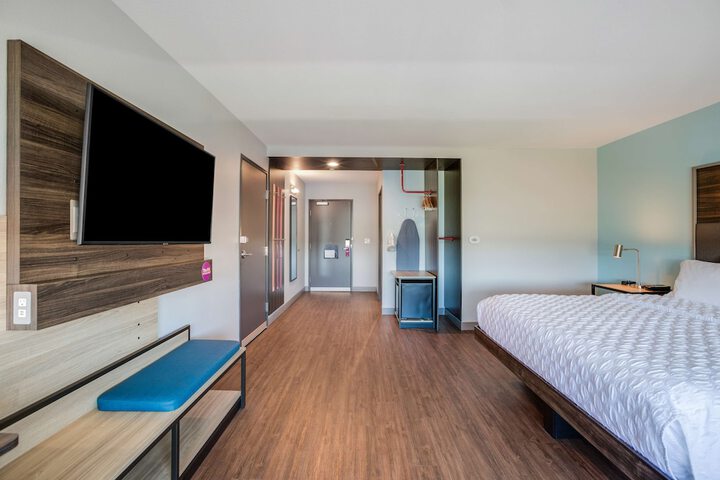1 King Bed (4 of 12)