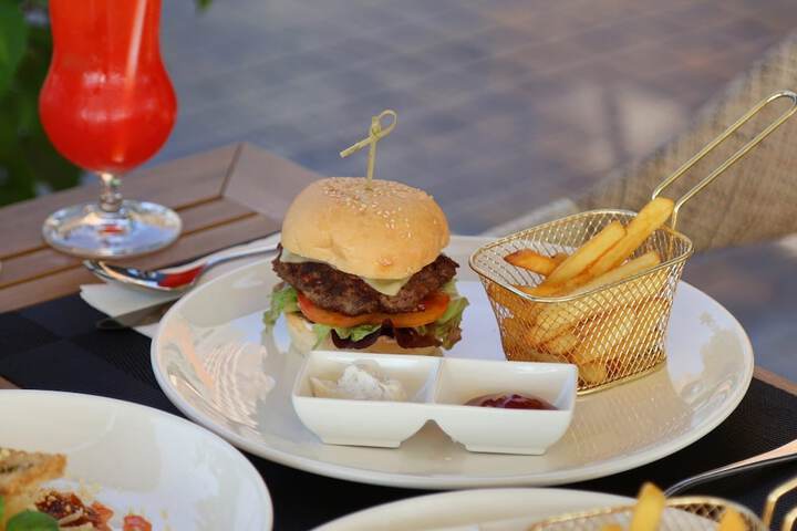 Dining 65 of 68