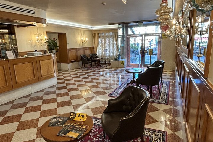 Entrance & Lobby