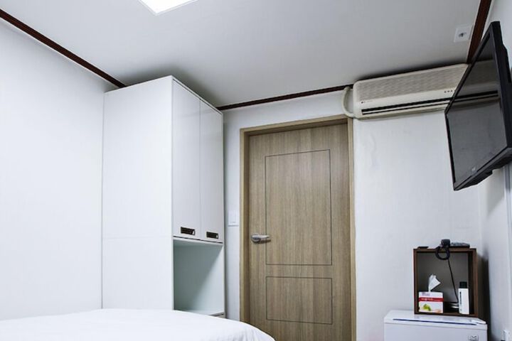 Room 16 of 42