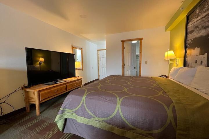 Room 18 of 28