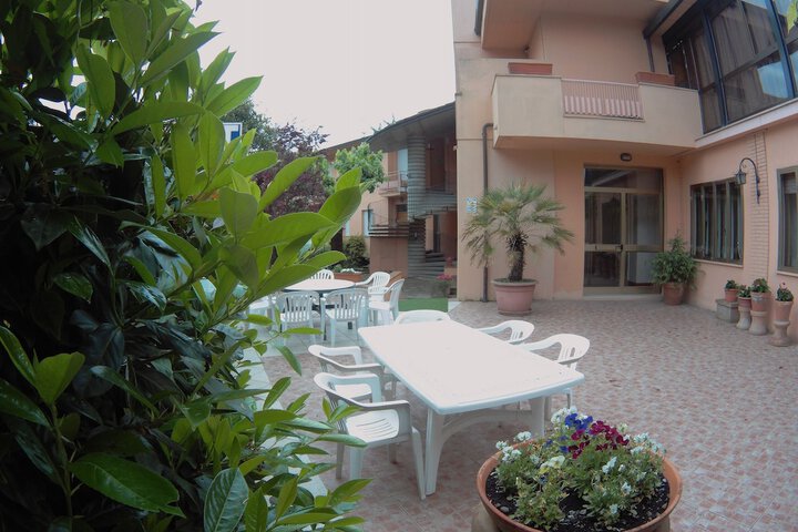 Hotel Exterior 2 of 30
