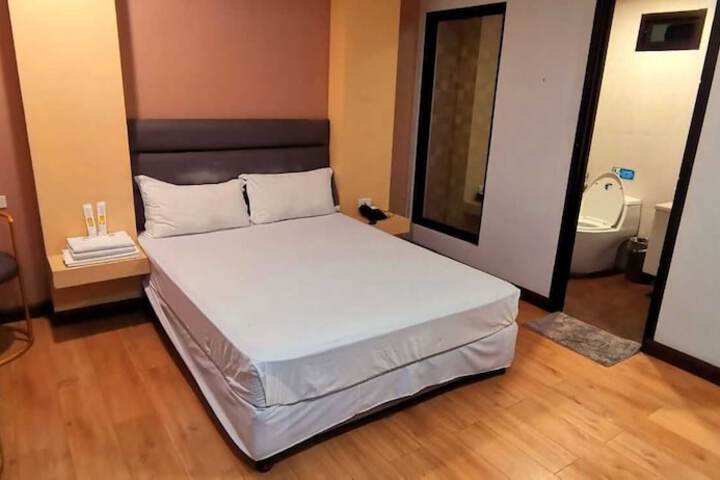 Room 8 of 12