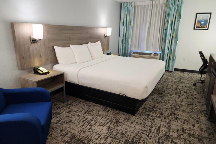 Room 33 of 60
