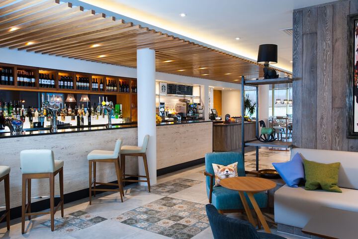 Lounge 26 of 38