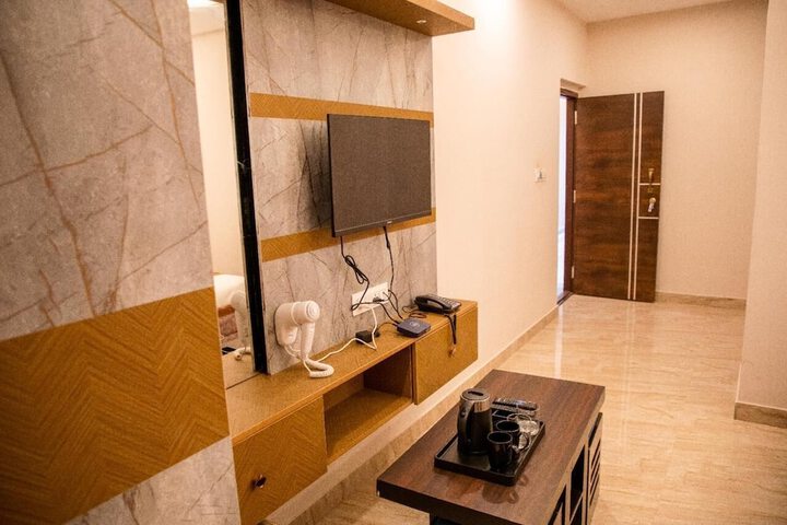 Room 11 of 16