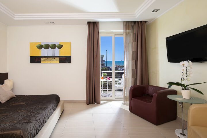 Room 7 of 75