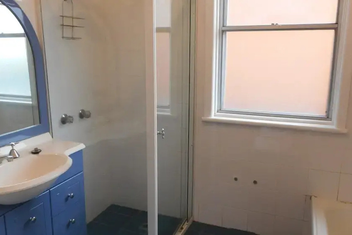 Room 4 of 9