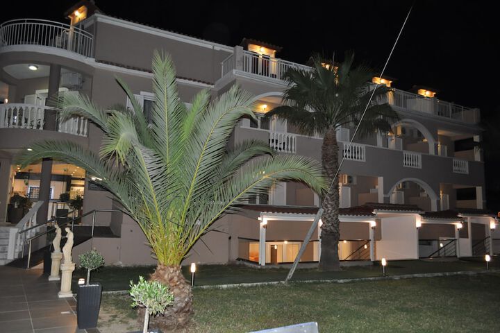 Hotel Exterior 98 of 101